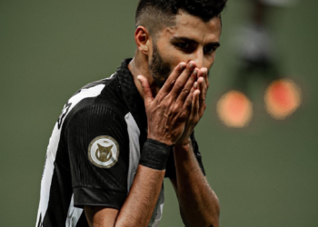 Jorginho recebe 17 pontos na boca, mas tranquiliza torcida “Não teve nada de muito sério”