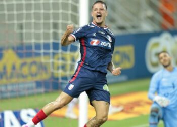 Lucas Crispim se diz feliz com nova função e prevê jogo difícil diante do Bragantino, no domingo (25)