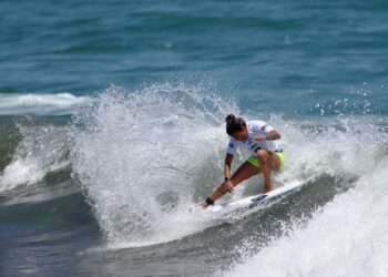 Cearense Silvana Lima avança para as oitavas de final do surfe nas Olimpíadas