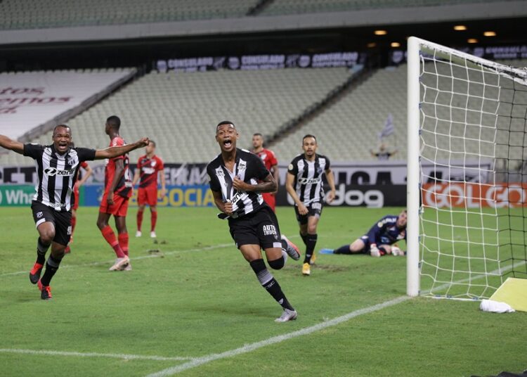 Wendson marca no fim, Ceará vence Athletico e chega a oito jogos de invencibilidade