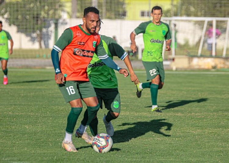 Em busca de se afastar da zona de rebaixamento, Floresta terá três reforços contra o Manaus
