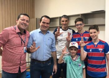 Família de Vojvoda chega a Fortaleza e visita treinador no Pici