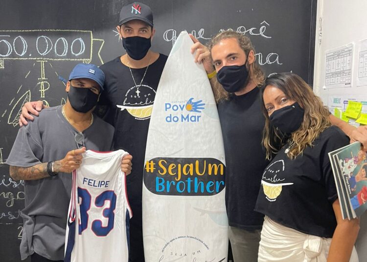Ouro em Tóquio, Ítalo Ferreira visita projeto social na Capital e ganha camisa do Fortaleza Basquete Cearense