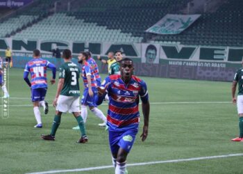 Com gol nos acréscimos, Leão bate Palmeiras fora de casa e cola na liderança