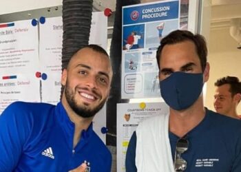 Torcedor do Basel, tenista Roger Federer posa para foto com Arthur  Cabral, ex-Ceará