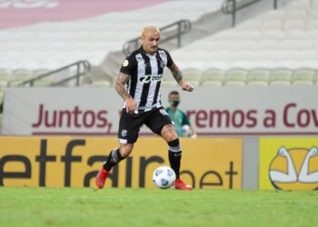 Vina recebe terceiro cartão amarelo e vira desfalque para enfrentar o Corinthians