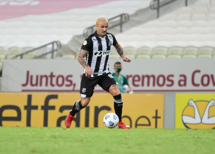 Vina recebe terceiro cartão amarelo e vira desfalque para enfrentar o Corinthians