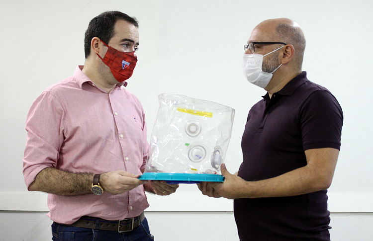 Fortaleza realiza entrega de 17 capacetes Elmo para o a Secretaria de Saúde do Estado