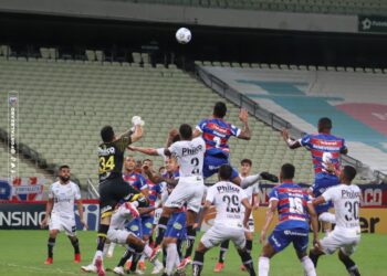 Com pênalti perdido no fim, Fortaleza empata com o Santos e segue em terceiro na Série A