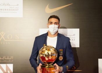 Atacante cearense recebe prêmio de melhor jogador estrangeiro nos Emirados Árabes