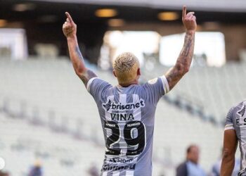 Vina celebra gol e se declara ao Ceará: “eu amo este clube”