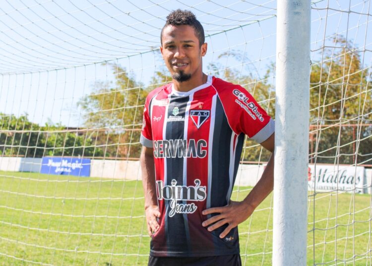 Com contrato em definitivo, lateral Polegar está de volta ao Ferroviário