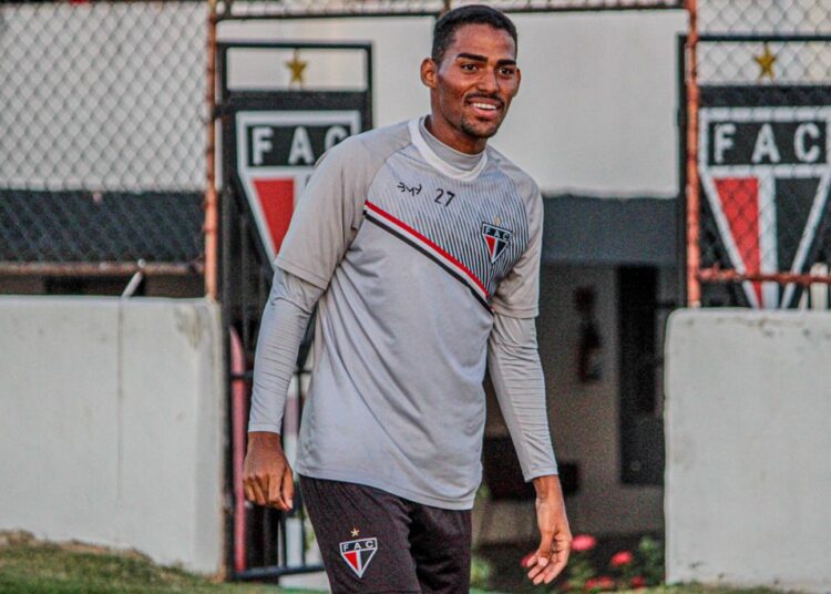 Emerson prega Ferroviário focado no duelo contra o Floresta e ressalta trabalhos da semana