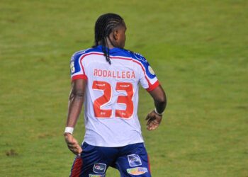 Em noite iluminada, Hugo Rodallega marca quatro gols e Bahia derrota o Fortaleza em Pituaçu