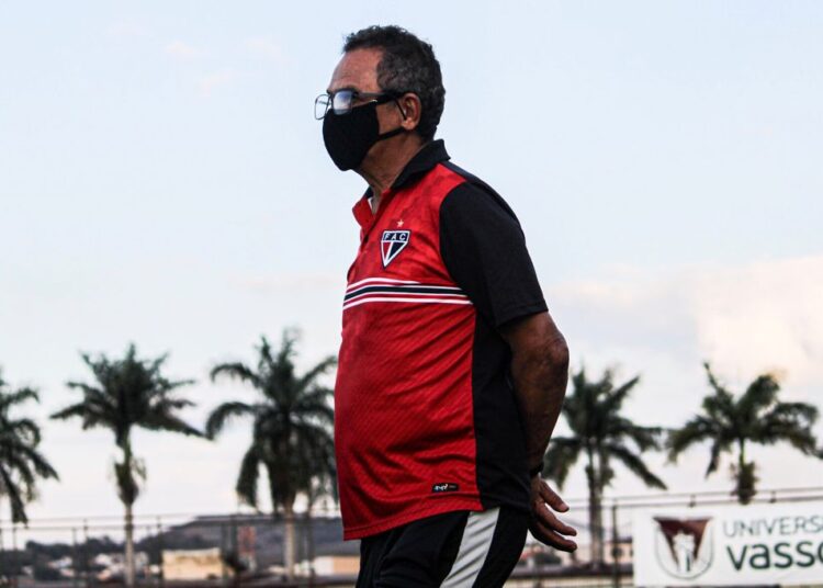 Francisco Diá pede demissão do Ferroviário após derrota para o Volta Redonda