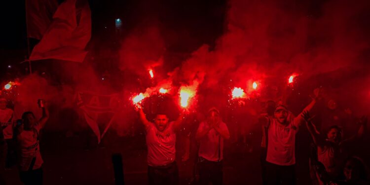 Torcida do Ferroviário incentiva elenco antes de viagem para Manaus