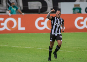 Jael marca de cavadinha, Ceará derrota a Chapecoense e volta a vencer na Série A