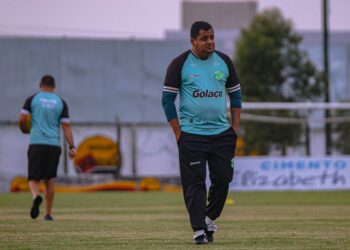 Floresta anuncia saída do técnico Leston Júnior após duas temporadas