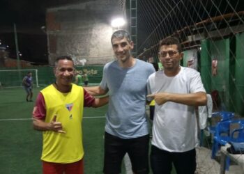 Vojvoda é flagrado acompanhando racha dos funcionários do Fortaleza e bate foto com Clodoaldo