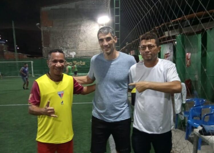 Vojvoda é flagrado acompanhando racha dos funcionários do Fortaleza e bate foto com Clodoaldo