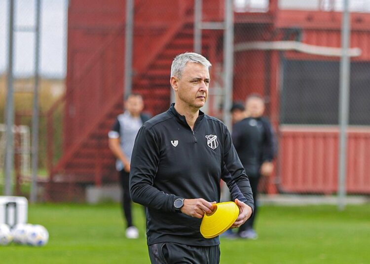 Tiago Nunes analisa derrota para o Grêmio e explica saída de Fernando Sobral