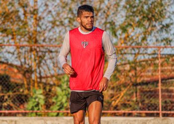 Recuperado de lesão, Berguinho celebra retorno da torcida Coral e mira classificação diante do Floresta