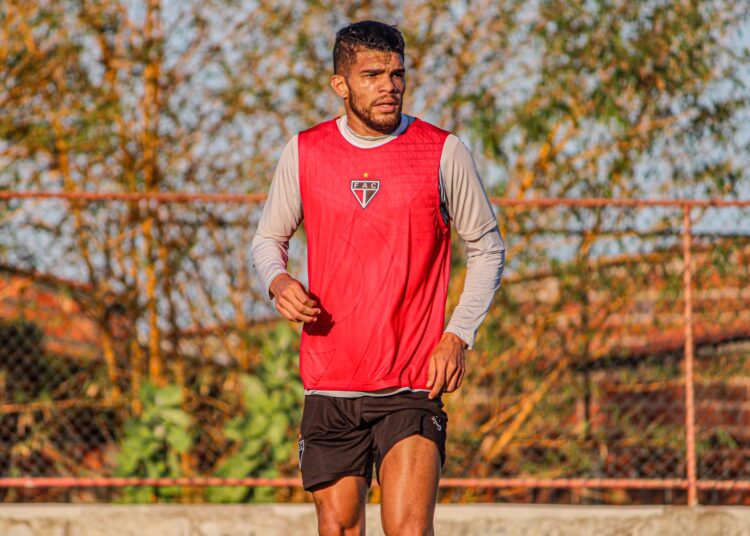 Recuperado de lesão, Berguinho celebra retorno da torcida Coral e mira classificação diante do Floresta