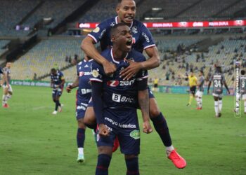Zagueiros marcam e Fortaleza vence Fluminense por 2 a 0 no Maracanã
