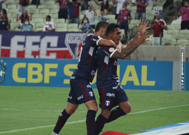 Com início de jogo arrasador, Fortaleza bate Athletico-PR na Arena Castelão