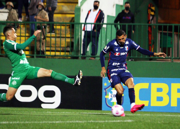 Em jogo marcado pela ação do VAR, Fortaleza vence Chapecoense fora de casa