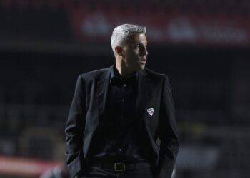 Na véspera da partida contra o Ceará, São Paulo anuncia saída de Hernán Crespo
