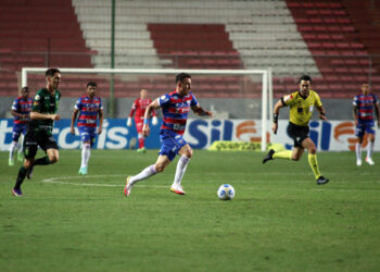 Fortaleza é derrotado pelo América/MG em jogo marcado por interferências do VAR