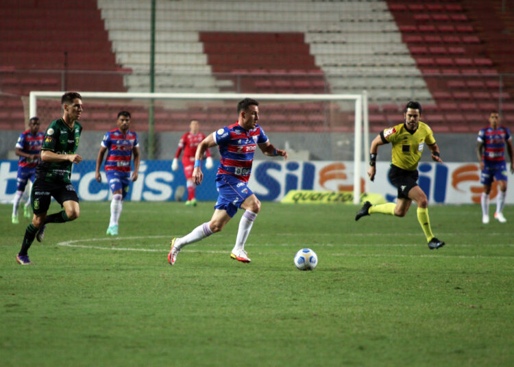 Fortaleza é derrotado pelo América/MG em jogo marcado por interferências do VAR
