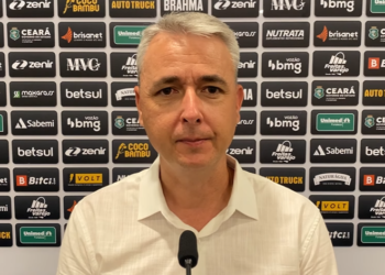 Tiago Nunes analisa empate e comenta sobre escalação de Mendoza: “eu valorizo todos os jogadores”