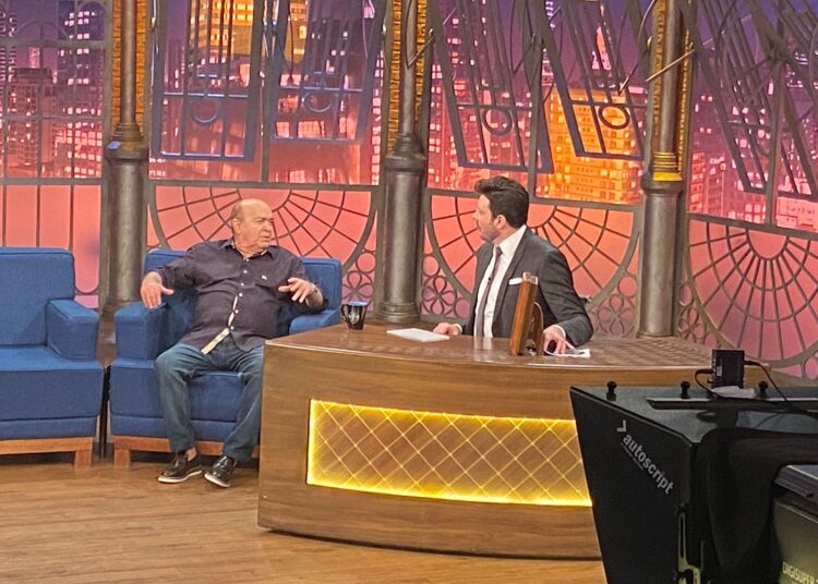 Novo fenômeno das redes sociais, “Homem Mau” dá entrevista ao “The Noite”, do SBT