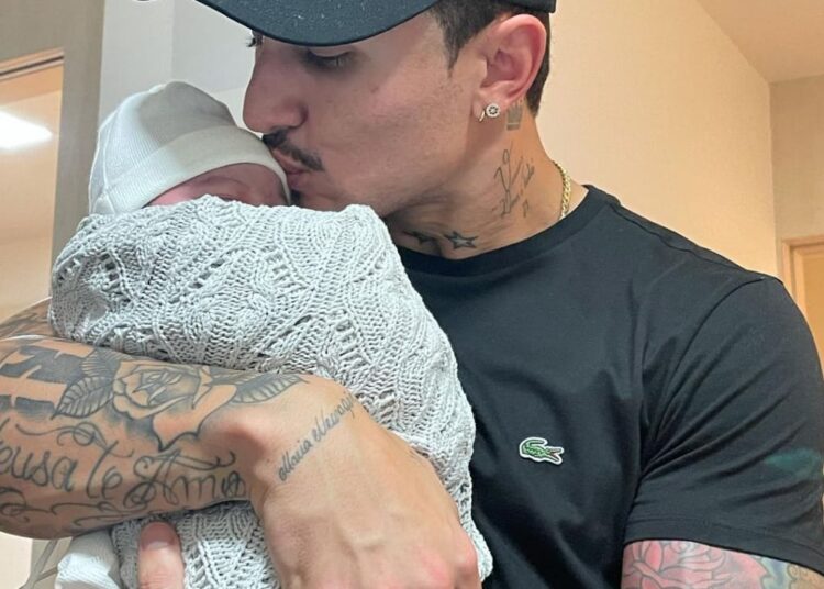 Nasce Enrico, segundo filho do meia Vina; jogador presta homenagem nas redes sociais