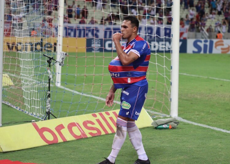 Robson marca, Fortaleza vence o Palmeiras e volta ao G4 do Brasileirão