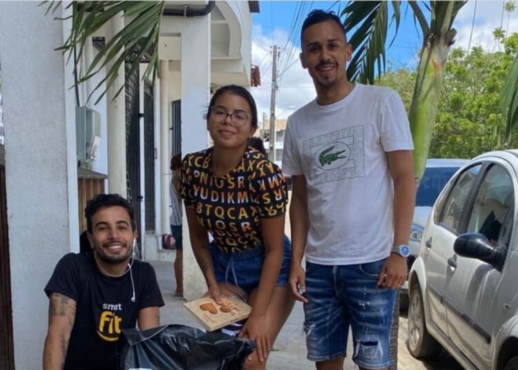 Em grave crise financeira, Abrigo São Lázaro recebe visita e doação do meia-atacante Lima, do Ceará