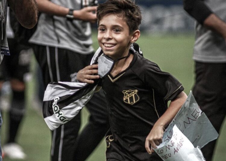 Torcedor do Ceará, garoto recebe camisa de Bruno Pacheco no dia do aniversário