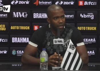 De volta após suspensão, Fabinho prevê jogo difícil contra o Timão e fala em ambição para fazer história pelo Vovô