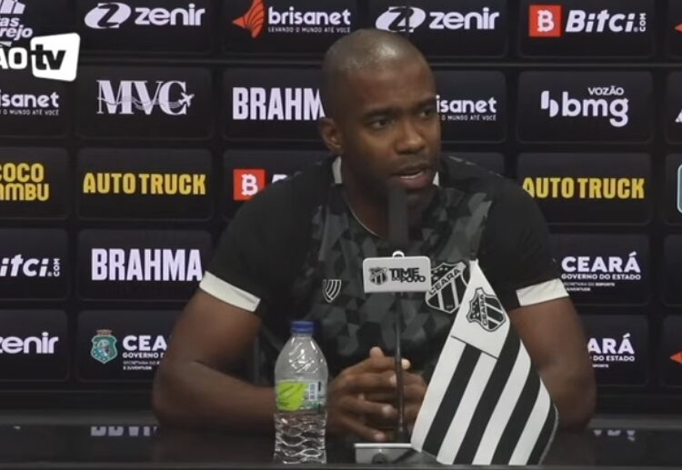 De volta após suspensão, Fabinho prevê jogo difícil contra o Timão e fala em ambição para fazer história pelo Vovô