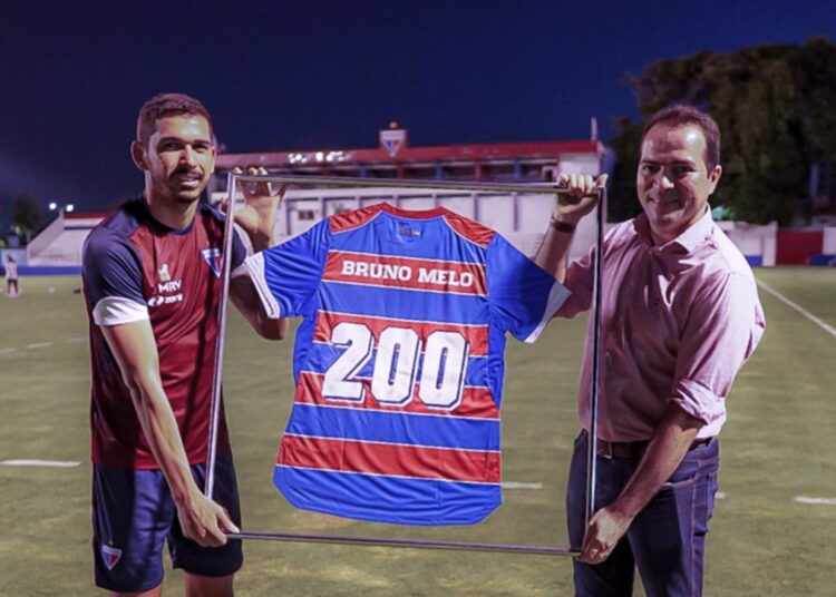 Bruno Melo completa 200 jogos pelo Fortaleza e recebe homenagem do clube