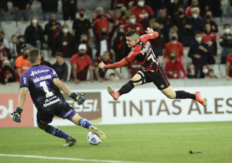 Ceará é derrotado pelo Athletico/PR em confronto direto na Arena da Baixada