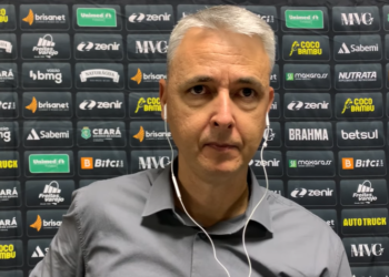 Tiago Nunes lamenta derrota para o Athletico e analisa desempenho do Ceará: “fizemos um jogo muito equilibrado”