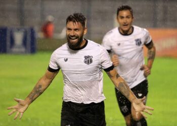 Ex-Ceará, atacante Rafael Sóbis anuncia aposentadoria do futebol e Vovô homenageia atleta