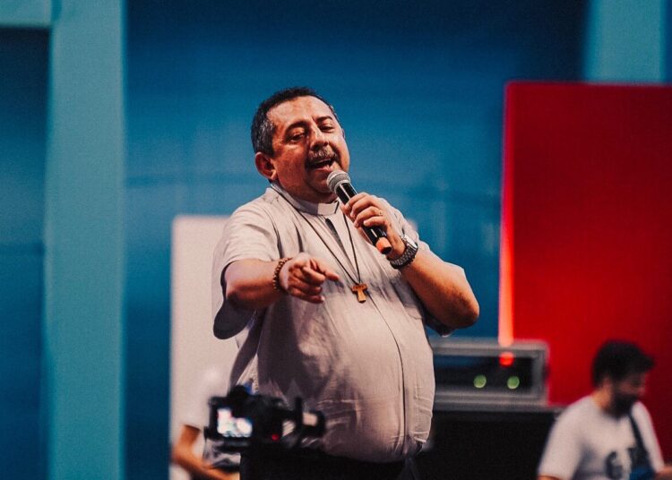 Padre vai a jogo do Fortaleza e se encanta com a torcida: “almas apaixonadas”