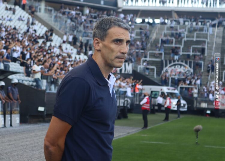 Vojvoda explica escolhas no ataque e analisa derrota para o Corinthians: “Não soubemos aproveitar os espaços”