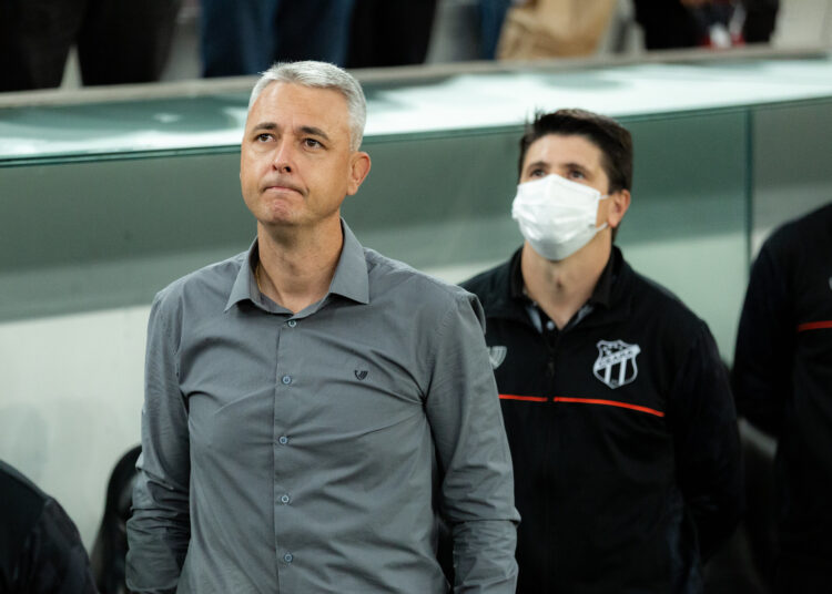 Tiago Nunes celebra vitória diante do Sport e fala sobre o curto tempo de preparação para o Clássico-Rei