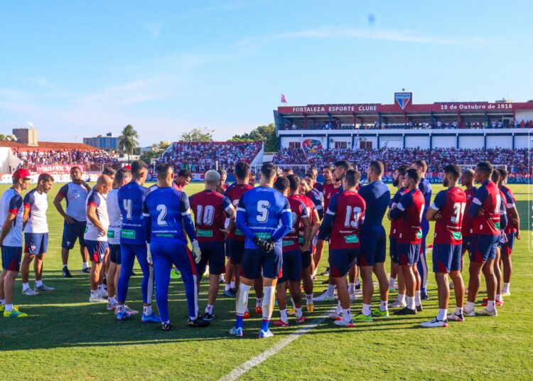 Embalado pela torcida, Fortaleza realiza treino aberto de olho no Clássico-Rei