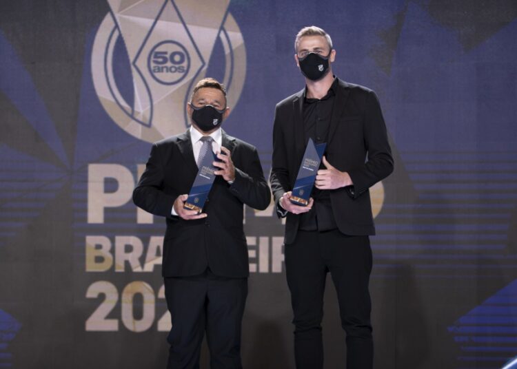 Klaus e Seu Orlando, do Ceará, são homenageados na festa dos melhores do Brasileirão com prêmio “Não é Só Futebol”